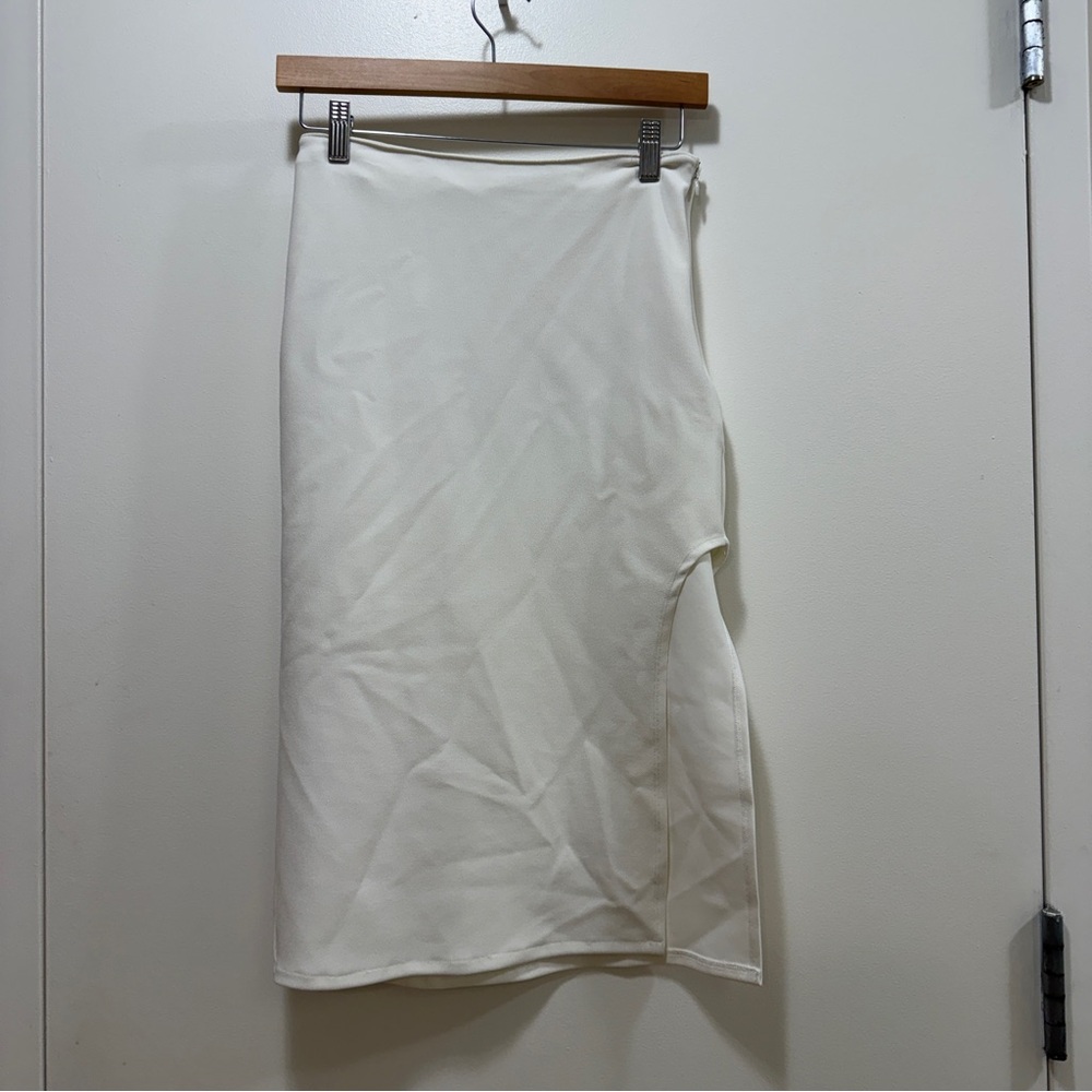 White slit skirt